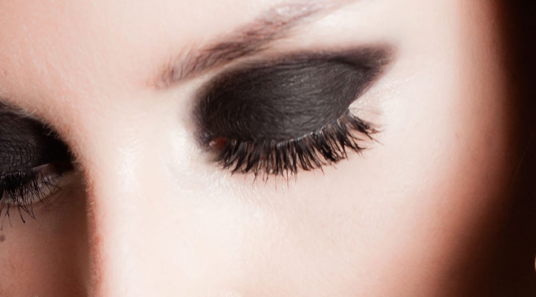 Biżuteria i smoky eye