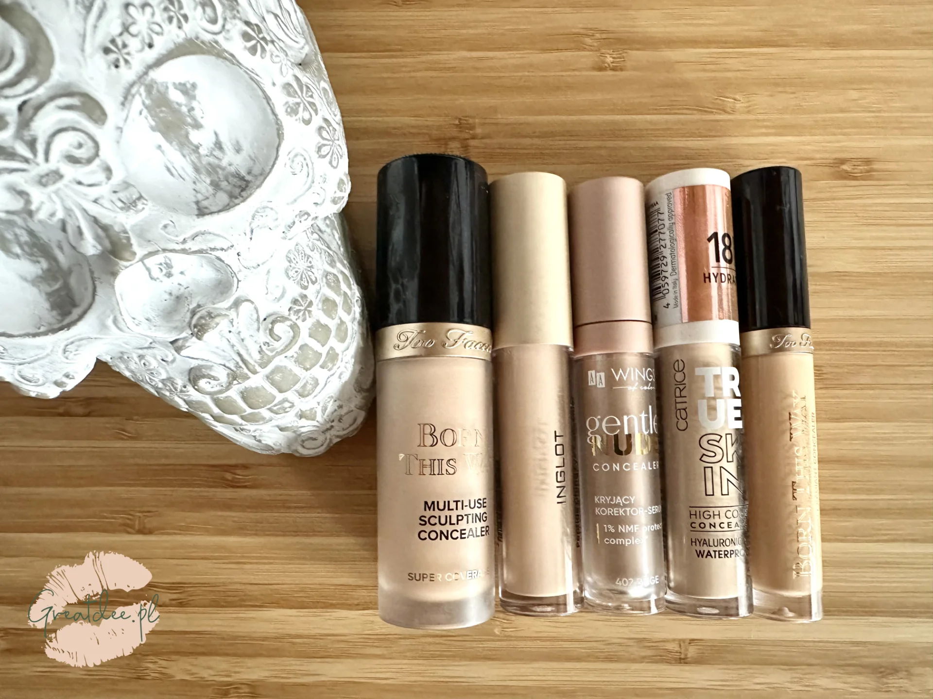 na zdjęciu pokazanych jest 5 przykładowych korektorów