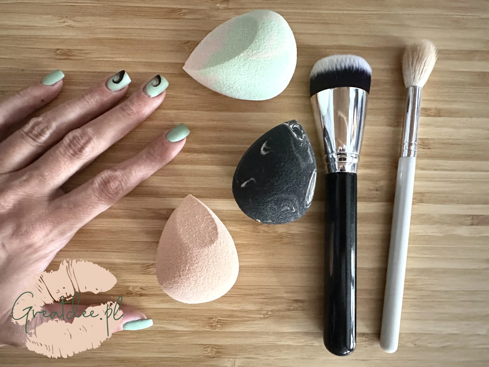 kremowe produkty do makijazu narzedzia