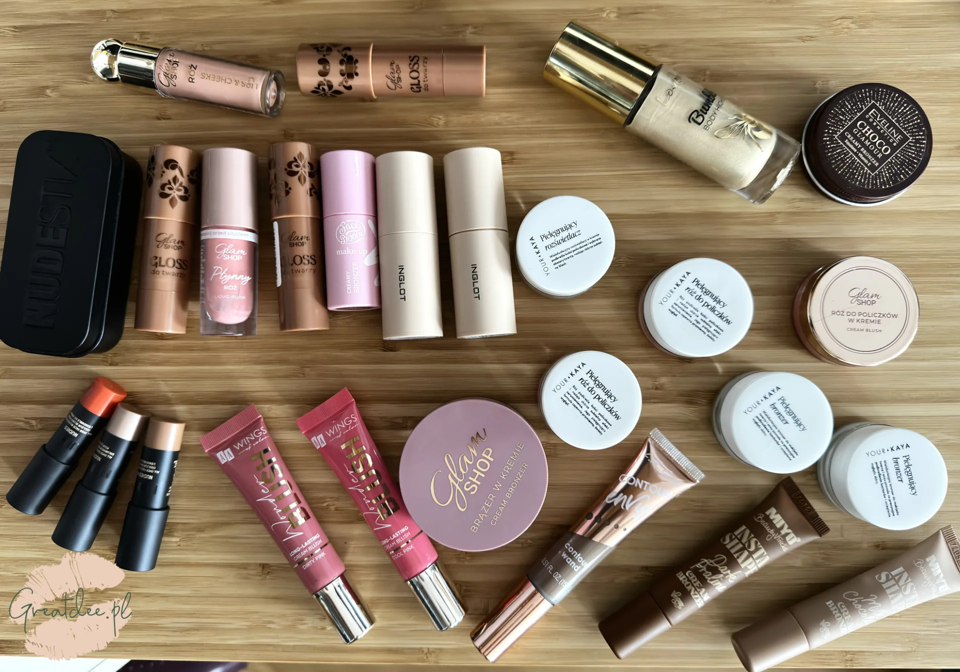 rozrzucone kosmetyki kremowe do makijażu